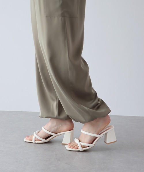 BLUEEAST（ブルーイースト）の「ラインクロスヒールサンダル（サンダル・レディース・アイボリー/ブラック・MEDIUM/LARGE）」の10枚目の写真