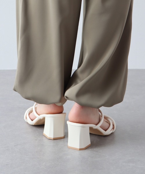 BLUEEAST（ブルーイースト）の「ラインクロスヒールサンダル（サンダル・レディース・アイボリー/ブラック・MEDIUM/LARGE）」の11枚目の写真