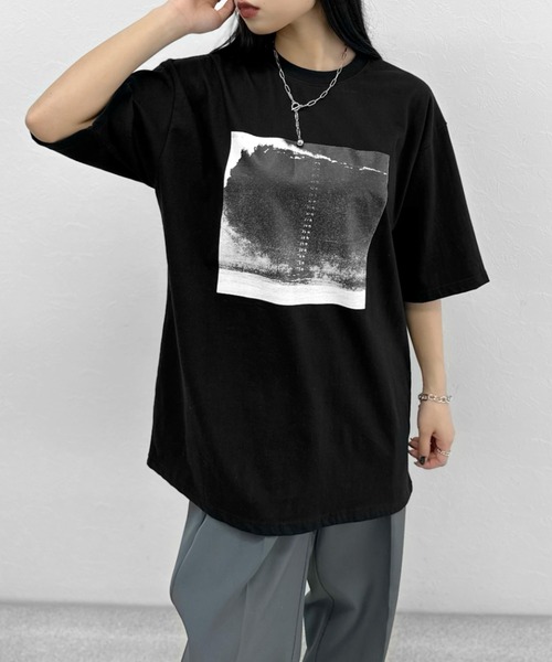 LVEU.（ラブユ.）の「【LVEU.】オーシャンプリントオーバーTシャツ / トップス Tシャツ 半袖 オーバー プリント グラフィック ブラック ホワイト（Tシャツ/カットソー・レディース・ホワイト/ブラック・FREE）」の2枚目の写真