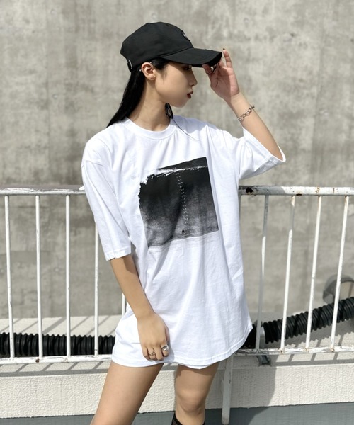 LVEU.（ラブユ.）の「【LVEU.】オーシャンプリントオーバーTシャツ / トップス Tシャツ 半袖 オーバー プリント グラフィック ブラック ホワイト（Tシャツ/カットソー・レディース・ホワイト/ブラック・FREE）」の3枚目の写真
