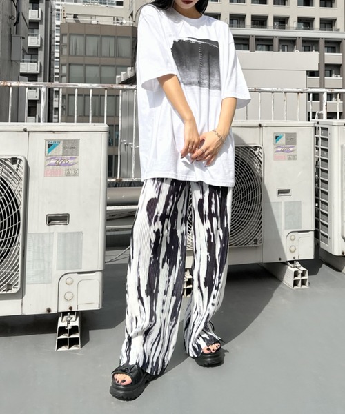 LVEU.（ラブユ.）の「【LVEU.】オーシャンプリントオーバーTシャツ / トップス Tシャツ 半袖 オーバー プリント グラフィック ブラック ホワイト（Tシャツ/カットソー・レディース・ホワイト/ブラック・FREE）」の4枚目の写真