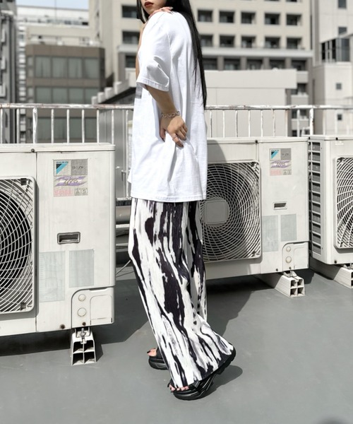 LVEU.（ラブユ.）の「【LVEU.】オーシャンプリントオーバーTシャツ / トップス Tシャツ 半袖 オーバー プリント グラフィック ブラック ホワイト（Tシャツ/カットソー・レディース・ホワイト/ブラック・FREE）」の6枚目の写真
