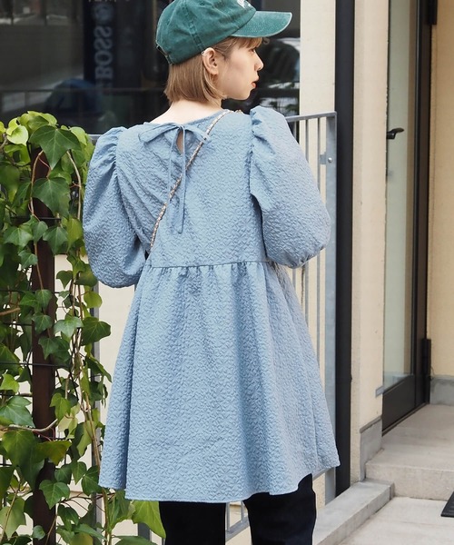 tiptop（ティップトップ）の「エンボス後ろリボンチュニックブラウス（シャツ/ブラウス・レディース・アイボリー/ブラック/ブルー/ブラック系その他/ホワイト系その他・FREE）」の5枚目の写真