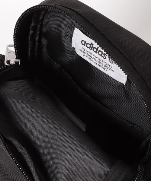 adidas（アディダス）の「プレミアム エッセンシャルズ フェスティバルバッグ / アディダスオリジナルス adidas Originals（ショルダーバッグ・メンズ・ブラック・FREE）」の3枚目の写真