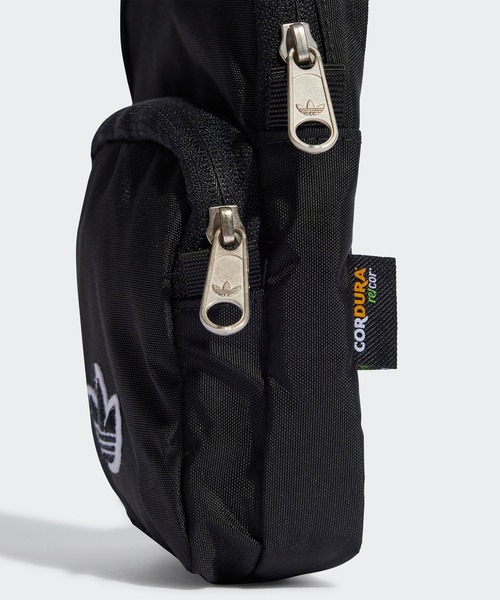 adidas（アディダス）の「プレミアム エッセンシャルズ フェスティバルバッグ / アディダスオリジナルス adidas Originals（ショルダーバッグ・メンズ・ブラック・FREE）」の5枚目の写真
