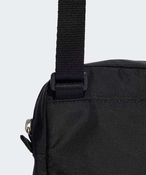 adidas（アディダス）の「プレミアム エッセンシャルズ フェスティバルバッグ / アディダスオリジナルス adidas Originals（ショルダーバッグ・メンズ・ブラック・FREE）」の4枚目の写真