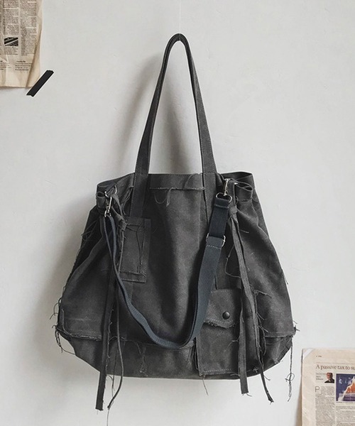 Theater code（シアターコード）の「damage shoulder bag/ダメージショルダーバッグ ニュースペーパーバッグ グランジ 2026年春夏（ショルダーバッグ・メンズ・オリーブ/グレー/オフホワイト・FREE）」の4枚目の写真