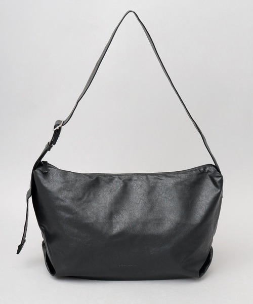 Legato Largo（レガートラルゴ）の「洗える レザー調 ハンモック ショルダーバッグ 軽量・肩楽仕様 A4対応（ショルダーバッグ・メンズ・ブラック・FREE）」の2枚目の写真