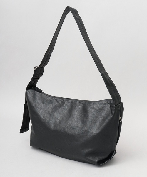 Legato Largo（レガートラルゴ）の「洗える レザー調 ハンモック ショルダーバッグ 軽量・肩楽仕様 A4対応（ショルダーバッグ・メンズ・ブラック・FREE）」の3枚目の写真