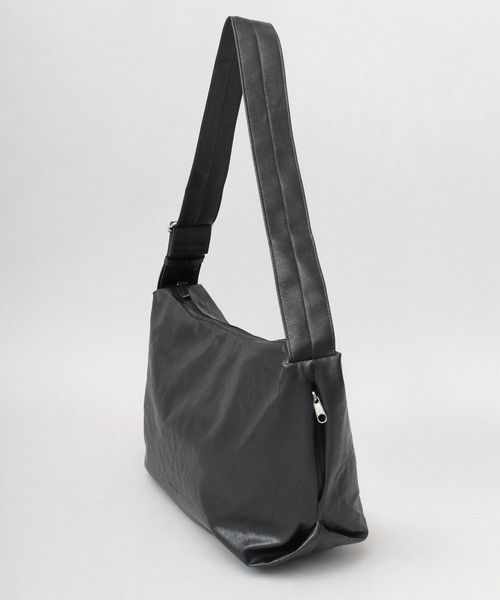 Legato Largo（レガートラルゴ）の「洗える レザー調 ハンモック ショルダーバッグ 軽量・肩楽仕様 A4対応（ショルダーバッグ・メンズ・ブラック・FREE）」の4枚目の写真