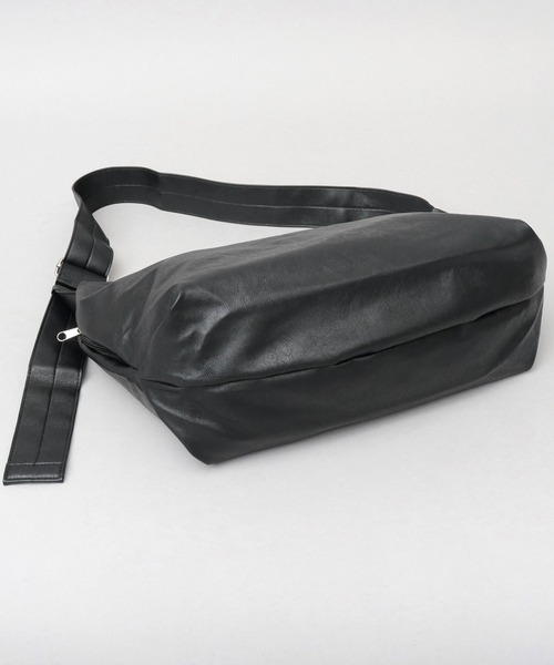 Legato Largo（レガートラルゴ）の「洗える レザー調 ハンモック ショルダーバッグ 軽量・肩楽仕様 A4対応（ショルダーバッグ・メンズ・ブラック・FREE）」の6枚目の写真