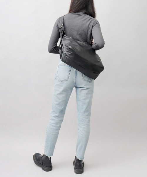 Legato Largo（レガートラルゴ）の「洗える レザー調 ハンモック ショルダーバッグ 軽量・肩楽仕様 A4対応（ショルダーバッグ・メンズ・ブラック・FREE）」の7枚目の写真