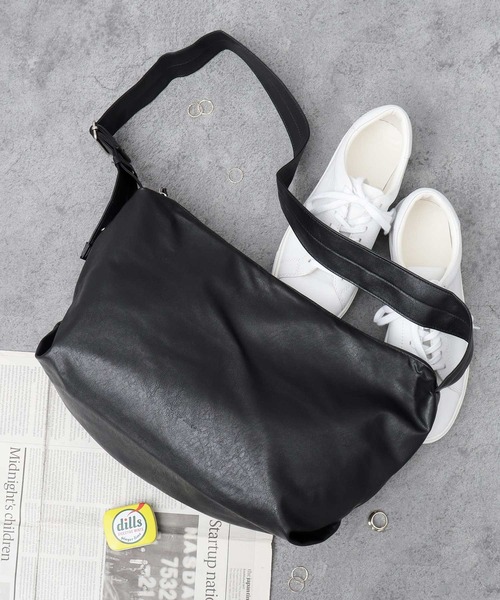 Legato Largo（レガートラルゴ）の「洗える レザー調 ハンモック ショルダーバッグ 軽量・肩楽仕様 A4対応（ショルダーバッグ・メンズ・ブラック・FREE）」の11枚目の写真