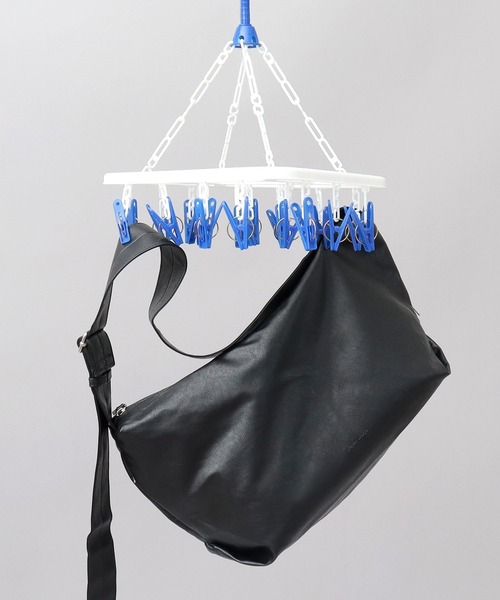 Legato Largo（レガートラルゴ）の「洗える レザー調 ハンモック ショルダーバッグ 軽量・肩楽仕様 A4対応（ショルダーバッグ・メンズ・ブラック・FREE）」の13枚目の写真