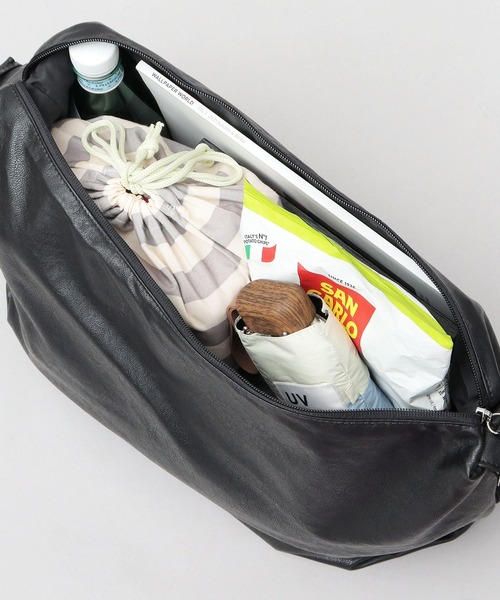 Legato Largo（レガートラルゴ）の「洗える レザー調 ハンモック ショルダーバッグ 軽量・肩楽仕様 A4対応（ショルダーバッグ・メンズ・ブラック・FREE）」の14枚目の写真