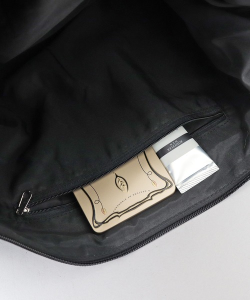 Legato Largo（レガートラルゴ）の「洗える レザー調 ハンモック ショルダーバッグ 軽量・肩楽仕様 A4対応（ショルダーバッグ・メンズ・ブラック・FREE）」の15枚目の写真