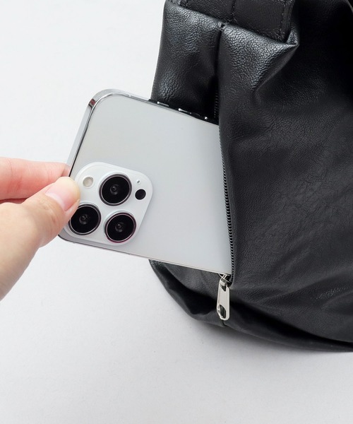 Legato Largo（レガートラルゴ）の「洗える レザー調 ハンモック ショルダーバッグ 軽量・肩楽仕様 A4対応（ショルダーバッグ・メンズ・ブラック・FREE）」の17枚目の写真