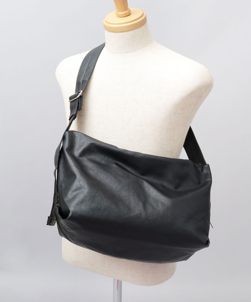 Legato Largo（レガートラルゴ）の「洗える レザー調 ハンモック ショルダーバッグ 軽量・肩楽仕様 A4対応（ショルダーバッグ・メンズ・ブラック・FREE）」の19枚目の写真