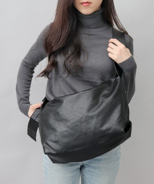 Legato Largo（レガートラルゴ）の「洗える レザー調 ハンモック ショルダーバッグ 軽量・肩楽仕様 A4対応（ショルダーバッグ・メンズ・ブラック・FREE）」の9枚目の写真