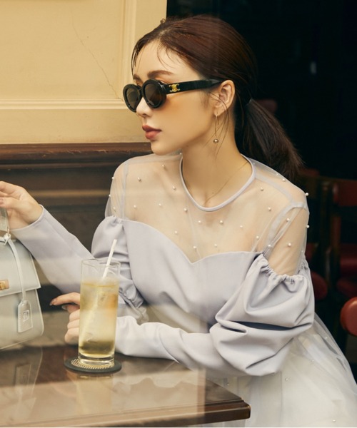 EIMY ISTOIRE（エイミーイストワール）の「シアーパールオフショルダートップス（シャツ/ブラウス・レディース・サックスブルー/ピンク/ベージュ/ブラック/アイボリー・FREE）」の4枚目の写真