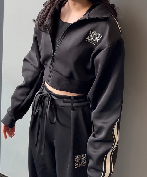 STRAY SHEEP（ストレイシープ）の「[STRAY SHEEP]ロゴ刺繍クロップド丈トラックジャケット（ブルゾン・レディース・ブラック・MEDIUM/SMALL）」の4枚目の写真