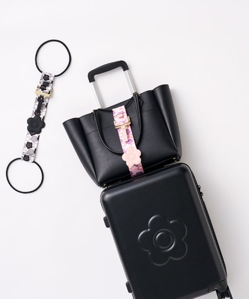 MARY QUANT(マリークワント)の「MARY QUANTバッグとめるベルト(トラベルグッズ・レディース・ブラック/ピンク・FREE)」の7枚目の写真