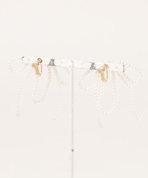 flower（フラワー）の「パーリーリボンイヤリング（イヤリング・レディース・ホワイト・FREE）」の8枚目の写真