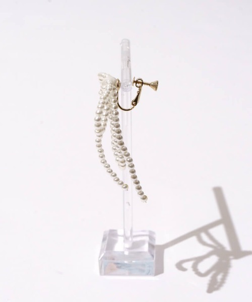 flower（フラワー）の「パーリーリボンイヤリング（イヤリング・レディース・ホワイト・FREE）」の4枚目の写真