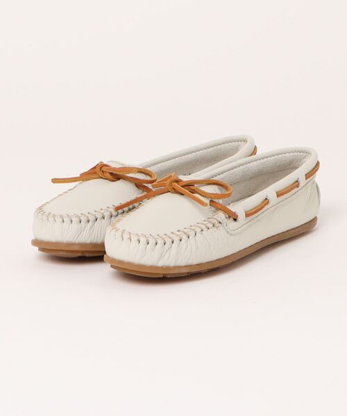 Minnetonka(ミネトンカ)の「【W】【it】【IW3】【ミネトンカ MINNETONKA】 モカシン ボート レザー モック BOAT MOC レディース(モカシン/デッキシューズ・レディース・ブルー系その他/レッド/ブラウン系その他/アイボリー/ブラック/ピンク/ネイビー/イエロー・US5.5/US6/US7/US7.5/US8/US5/US8.5/US6.5/US9)」の2枚目の写真