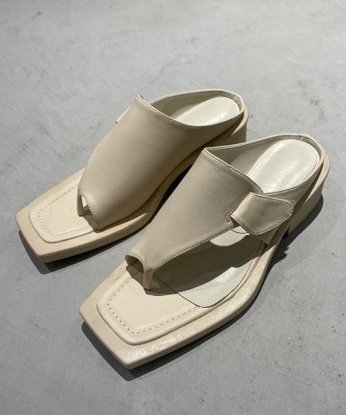 AIC.（エーアイシー）の「カットアウトトングフラットサンダル