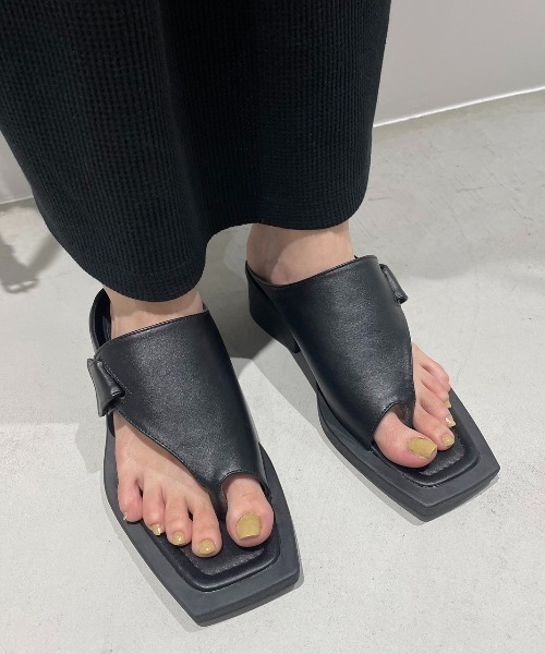 AIC.（エーアイシー）の「カットアウトトングフラットサンダル（サンダル・レディース・ブラック/オフホワイト・SMALL/MEDIUM/LARGE）」の2枚目の写真