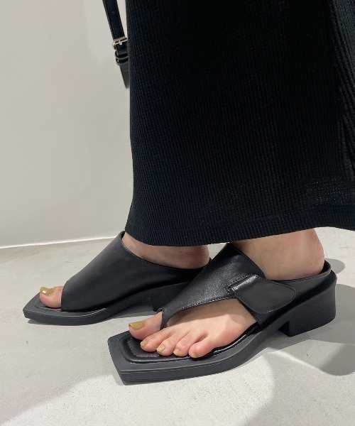 AIC.（エーアイシー）の「カットアウトトングフラットサンダル