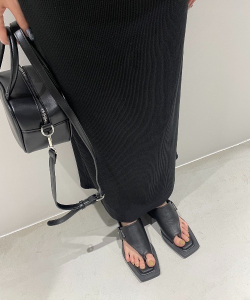 AIC.（エーアイシー）の「カットアウトトングフラットサンダル（サンダル・レディース・ブラック/オフホワイト・SMALL/MEDIUM/LARGE）」の9枚目の写真