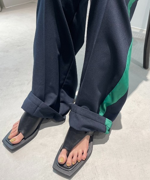 AIC.（エーアイシー）の「カットアウトトングフラットサンダル