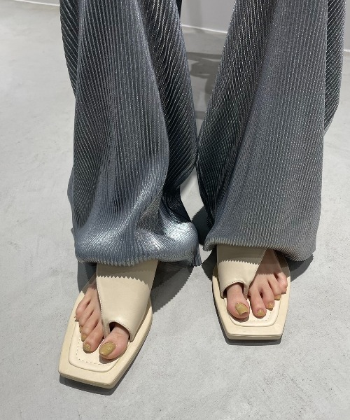 AIC.（エーアイシー）の「カットアウトトングフラットサンダル