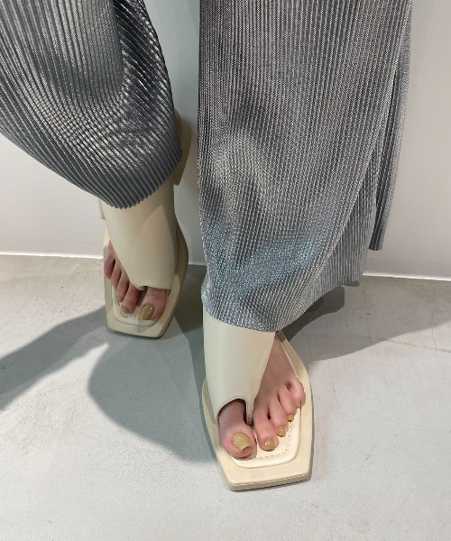 AIC.（エーアイシー）の「カットアウトトングフラットサンダル（サンダル・レディース・ブラック/オフホワイト・SMALL/MEDIUM/LARGE）」の19枚目の写真