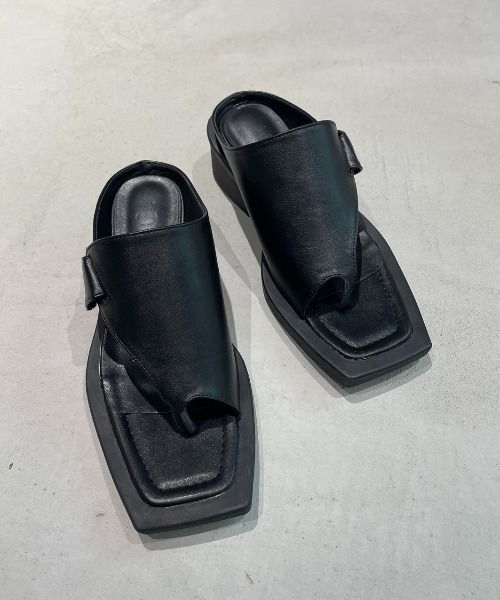 AIC.（エーアイシー）の「カットアウトトングフラットサンダル（サンダル・レディース・ブラック/オフホワイト・SMALL/MEDIUM/LARGE）」の4枚目の写真