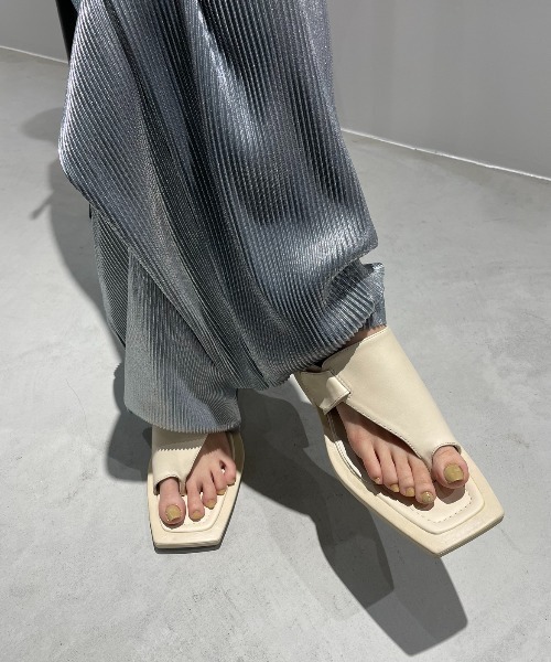 AIC.（エーアイシー）の「カットアウトトングフラットサンダル（サンダル・レディース・ブラック/オフホワイト・SMALL/MEDIUM/LARGE）」の20枚目の写真