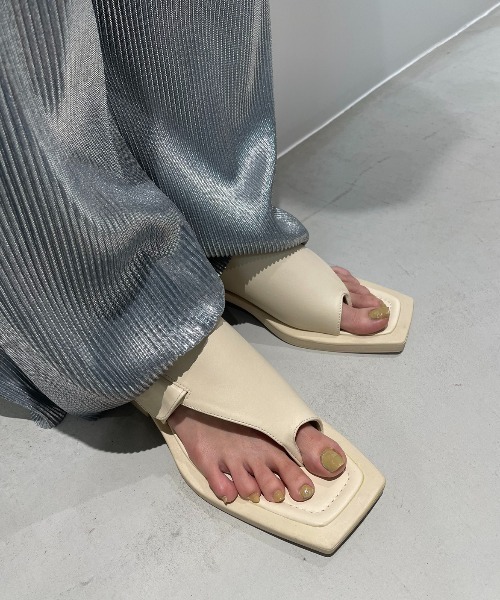 AIC.（エーアイシー）の「カットアウトトングフラットサンダル（サンダル・レディース・ブラック/オフホワイト・SMALL/MEDIUM/LARGE）」の21枚目の写真