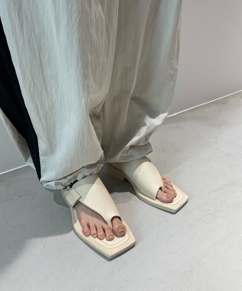 AIC.（エーアイシー）の「カットアウトトングフラットサンダル（サンダル・レディース・ブラック/オフホワイト・SMALL/MEDIUM/LARGE）」の22枚目の写真