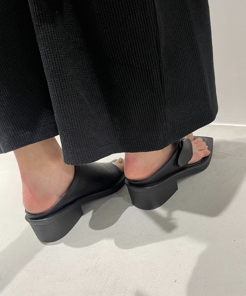 AIC.（エーアイシー）の「カットアウトトングフラットサンダル（サンダル・レディース・ブラック/オフホワイト・SMALL/MEDIUM/LARGE）」の12枚目の写真