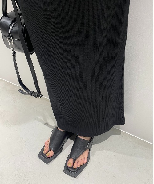 AIC.（エーアイシー）の「カットアウトトングフラットサンダル