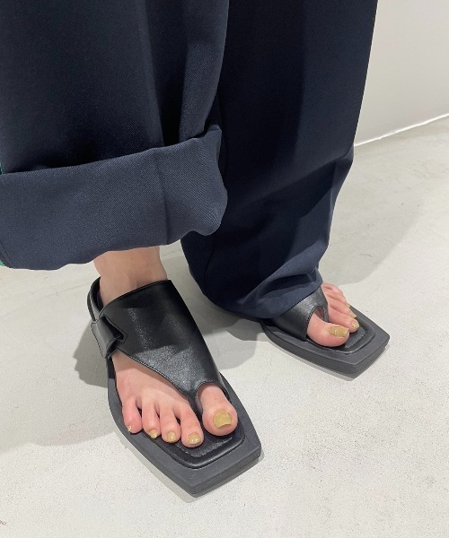 AIC.（エーアイシー）の「カットアウトトングフラットサンダル（サンダル・レディース・ブラック/オフホワイト・SMALL/MEDIUM/LARGE）」の13枚目の写真