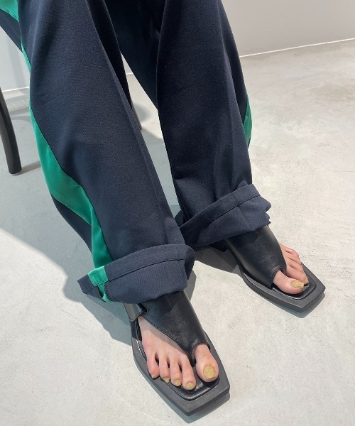 AIC.（エーアイシー）の「カットアウトトングフラットサンダル（サンダル・レディース・ブラック/オフホワイト・SMALL/MEDIUM/LARGE）」の15枚目の写真