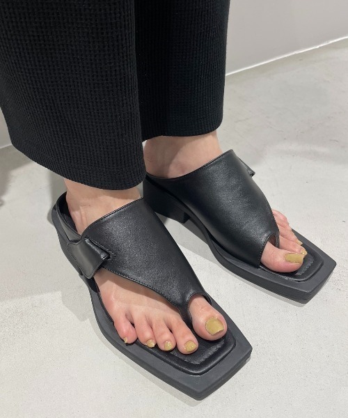 AIC.（エーアイシー）の「カットアウトトングフラットサンダル