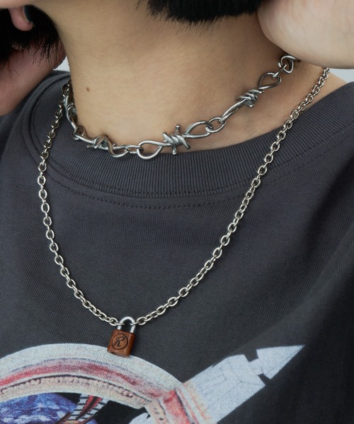 AIVER(アイバー)の「TSUGE×AIVER ウッドパドロックネックレス MADE IN JAPAN(ネックレス・メンズ・ブラック/ブラウン・FREE)」の2枚目の写真