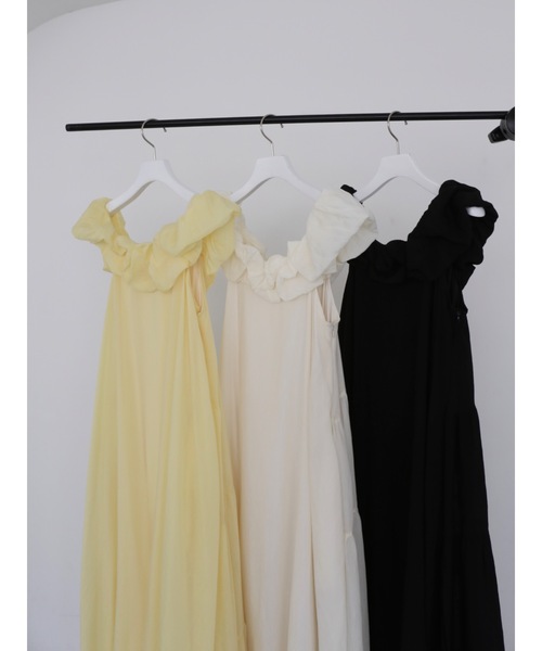 Katrin TOKYO(カトリーントーキョー)の「fluffy shoulder back tiered onepiece(ワンピース・レディース・ホワイト/ブラック/イエロー・FREE/XS)」の3枚目の写真
