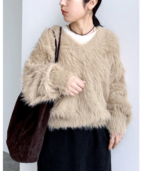 reca（レカ）の「長毛フェザーヤーンVネックニットプルオーバー（ニット/セーター・レディース・サンドベージュ/レッド系その他/ブラウン系その他・FREE）」の2枚目の写真