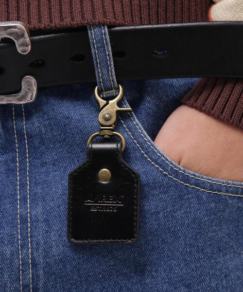AVIREX(アヴィレックス)の「AVIREX KEY HOLDER "EMBOSSED LEATHER" / アヴィレックス キーホルダー "エンボス レザー"(キーホルダー・メンズ・ブラウン/ブラック/レッド・F)」の8枚目の写真
