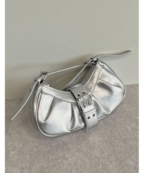 Re:EDIT（リエディ）の「[2024AW BAG COLLECTION]ハーフムーンワンベルトバッグ（ハンドバッグ・レディース・ブラック/レッド/シルバー/アイボリー・FREE）」の4枚目の写真